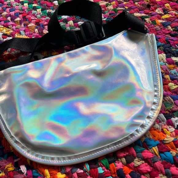 HOLIGRAPHIC THRASHER FANNY PACK - Picture 3 of 3